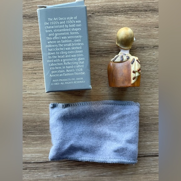 Vintage AVON American Fashion Silhouette Thimble Circa 1920’s Art Deco 1983 BOX! - Picture 2 of 5